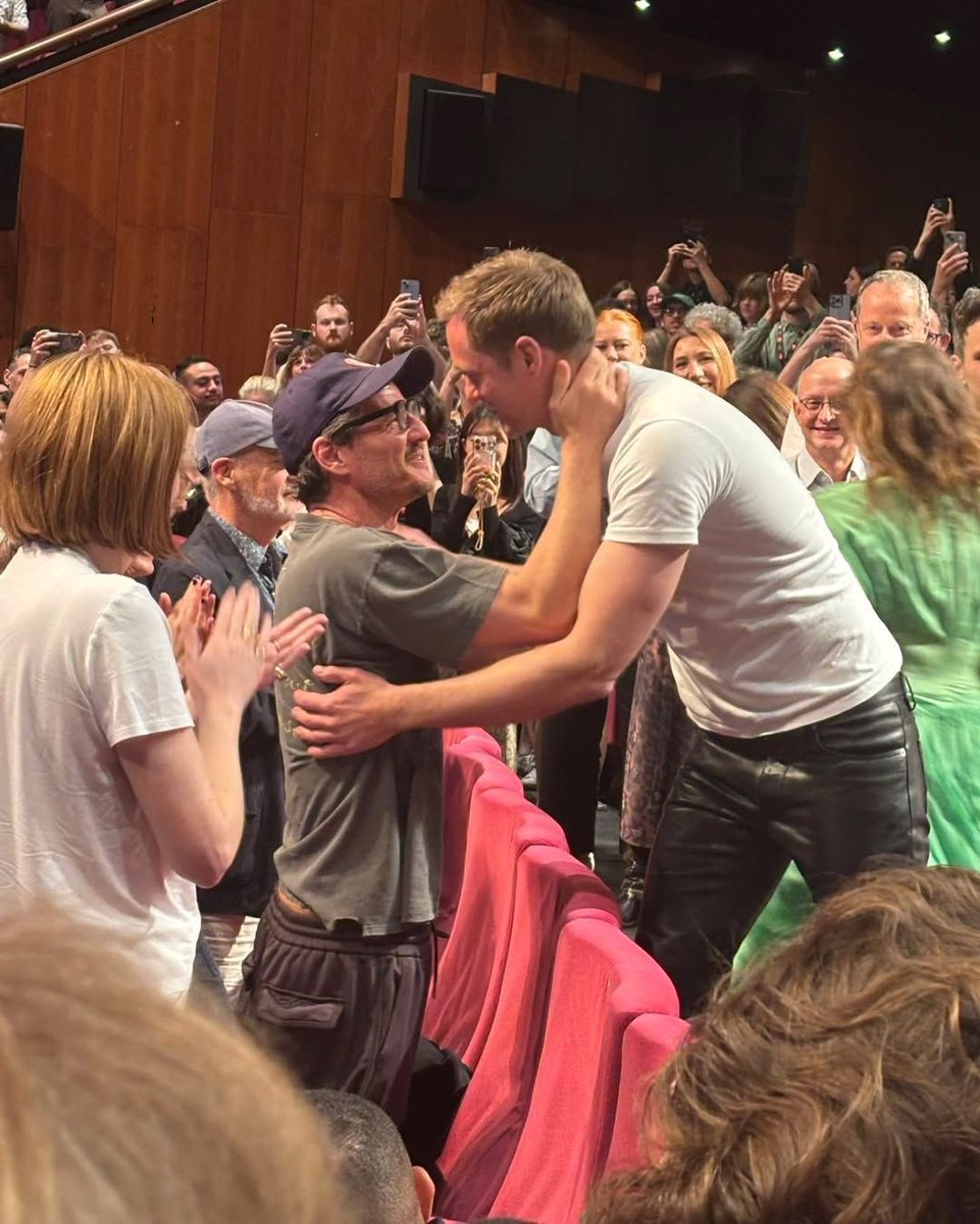hetzkm's tweet photo. Lista de hombres con los que Pedro Pascal a tenido una relación amorosa. (Porque veo que para muchos, el hecho de que abrace o lo abracen hombres ya implica que son novios 🤣) https://t.co/Zfdbyo9VXs