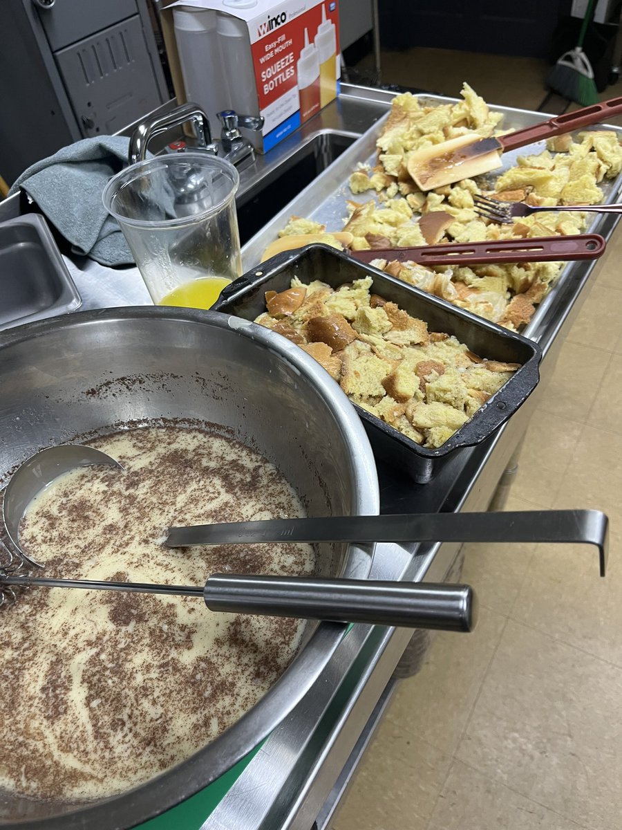 auntietrixitang's tweet photo. Are you a fan of Bread Pudding ? 
No ? Try mines 😏
French Toast Bread Pudding with Caramel drizzle and powdered sugar 😝😋
#BreadPudding #Caramel https://t.co/GQWhLOr4B3