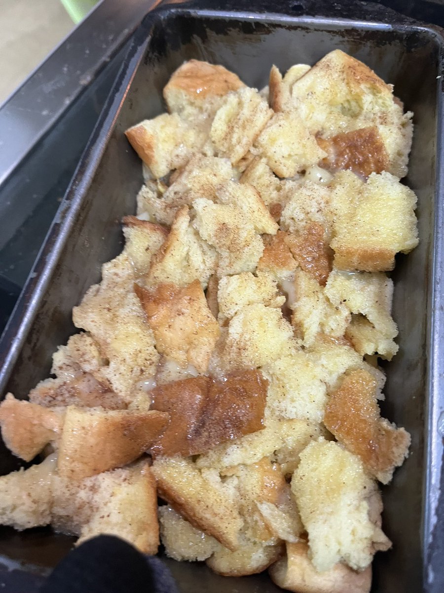 auntietrixitang's tweet photo. Are you a fan of Bread Pudding ? 
No ? Try mines 😏
French Toast Bread Pudding with Caramel drizzle and powdered sugar 😝😋
#BreadPudding #Caramel https://t.co/GQWhLOr4B3