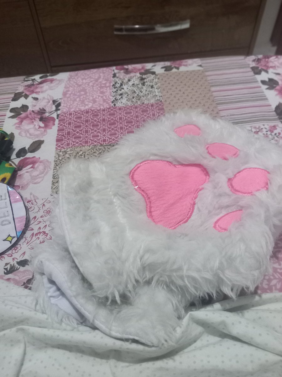 Nabnab__08's tweet photo. Why did my friend give me a box with this inside and say it was supposed to be a birthday present?💔 Now I'm afraid of him https://t.co/5wagRtvquX