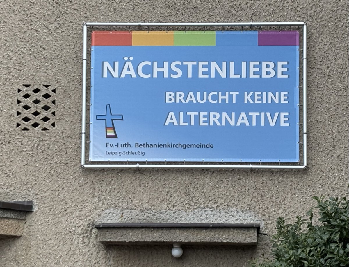 „NÄCHSTENLIEBE BRAUCHT KEINE ALTERNATIVE“ 
Um ein Bibelzitat handelt es sich bei diesem Spruch nicht. Das Plakat an der Bethanienkirche wurde im Kontext des letzten Wahlkampfes erstmals präsentiert.

bethanienkirche-leipzig.de
