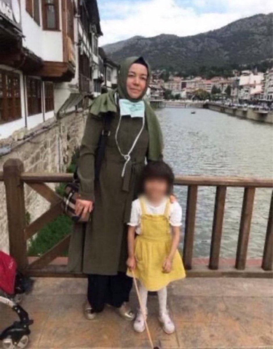TutsakBebekler's tweet photo. Nilgün Reyyan (8,5) doğduğunda babası cezaevindeydi; onu yıllarca sadece görüşlerde görebildi. 65 ay sonra aile yeniden kavuştu.
Kısa süre sonra annesi,Ayten İçten Erdoğan da tutuklandı. Anne sevgisine en çok ihtiyaç duyduğu yaşta yalnız kaldı.
@fatmakose44 
Buİnsanlar Nerede https://t.co/Pxl8xYcYnx