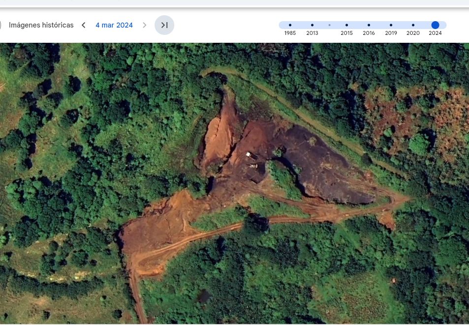 El rancho de la Fmlia. Arias viene aprovechando la extracción de material pétreo sin permiso y en constante ampliación, así lo demuestran las imágenes satélites desde 2013 hasta 2024. En un área que hoy por hoy ocupa 1 Ha.
