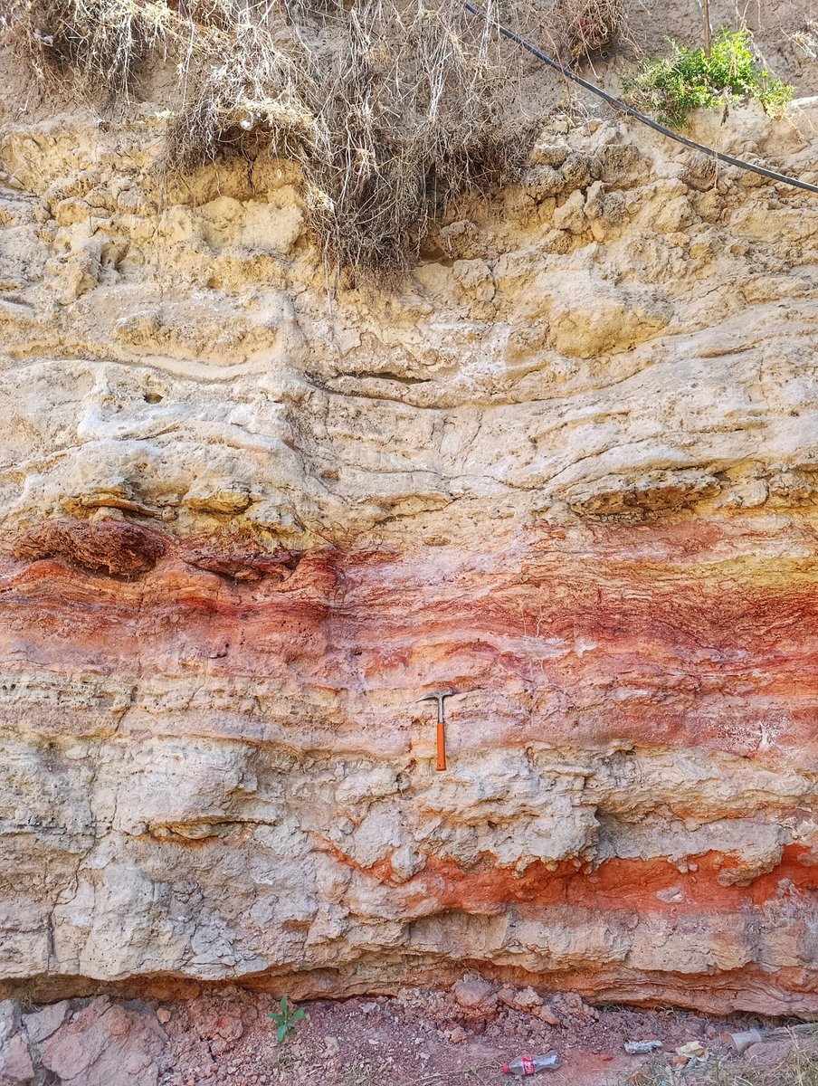 asalmendez's tweet photo. Hermosas alteraciones de óxido de hierro. #Tequixquiac #EdodeMex.
Estás capas de rocas sedimentarias se "cocinaron" durante miles de años por la acción de agua caliente llena de minerales. ⚒️ https://t.co/utzLd1EzfE