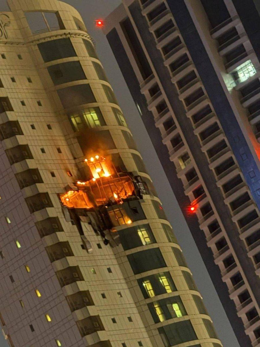 PalPress24's tweet image. 🔴🟢 Moment an Iranian drone exploded into a high-rise building in Bahrain during an attack targeting a U.S. base.

#Bahrain
#Iran
#USBase
#DroneAttack
#BreakingNews