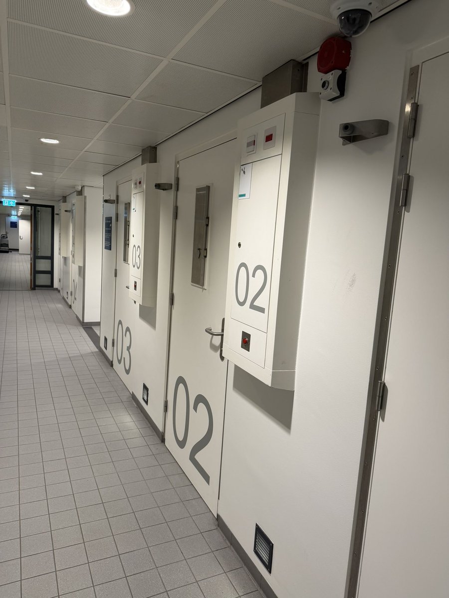 politie_johan's tweet photo. Belt (intercom) verdachte vanuit cel naar coll.. 'wilt u even op Google kijken of Sporting Lissabon heeft gewonnen'.
Collega, zo dienstbaar als ie is.. 'Gister 3-0 gewonnen'
'Ah, oké, bedankt. Verkeerd gegokt. Duizend euro lichter'
🤣🤣🤣🤣 #cellencomplex https://t.co/5HLdMCNXVS