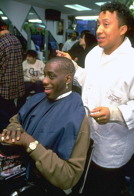 Anthony Mason getting “Point God” shaved onto his head in 1996. 📸