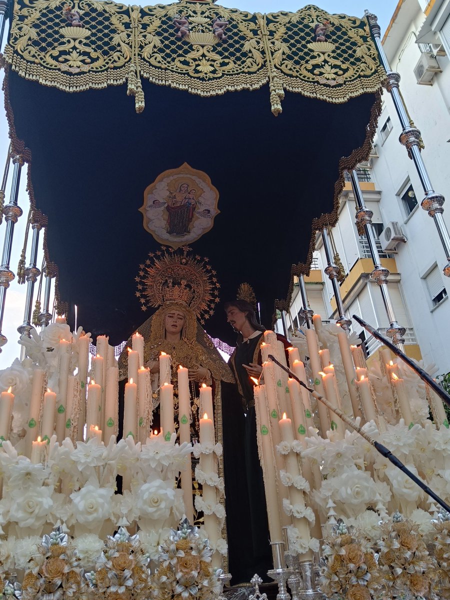 PasionDeSevilla's tweet photo. La primera asociación de fieles, por las calles de la Macarena en estos momentos. @saludyesperanza 

#CuaresmaSevilla26 https://t.co/0ls7G4VO1m