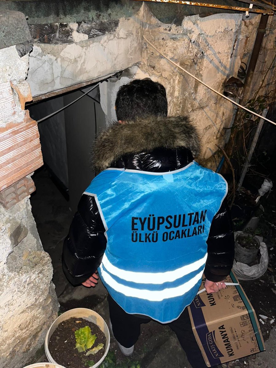 EyupsultanUlku's tweet photo. Eyüpsultan Ülkü Ocakları olarak, ihtiyaç sahibi ailelerimize ulaştırmak üzere erzak kartı ve kumanya dağıtımına devam ediyoruz. 

Hayra vesile olanlardan ve dağıtımda emeği geçen tüm ülküdaşlarımızdan Allah razı olsun.
Var Olsun Ülkü Ocakları 🇹🇷

@Aalparslandogan 
@MuratYukselMY 
@saffetdemirbass 
@SametKaragl25