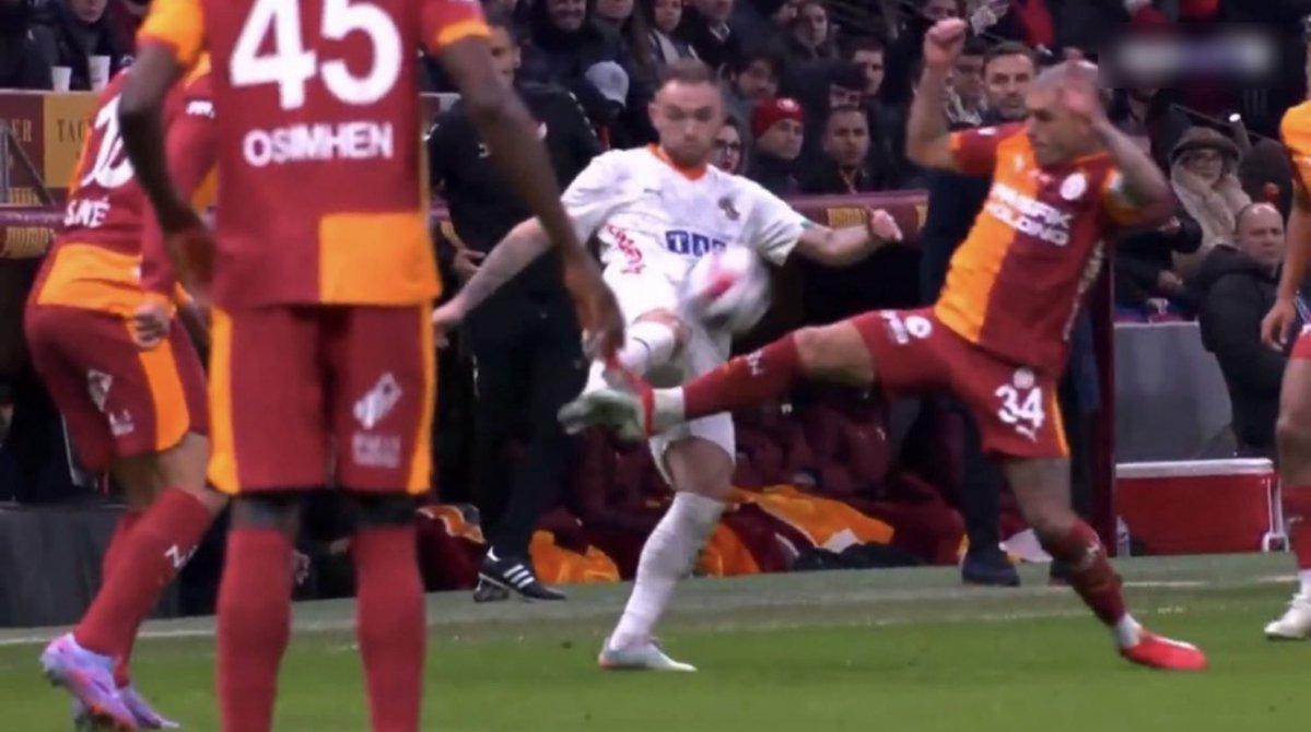 🚨Zeki Uzundurukan: “Torreira’ya kaç maçtır kart çıkmıyor hadi ona tamamda bu pozisyona da kart çıkarmıyorsan bırak bu işi be kardeşim!”