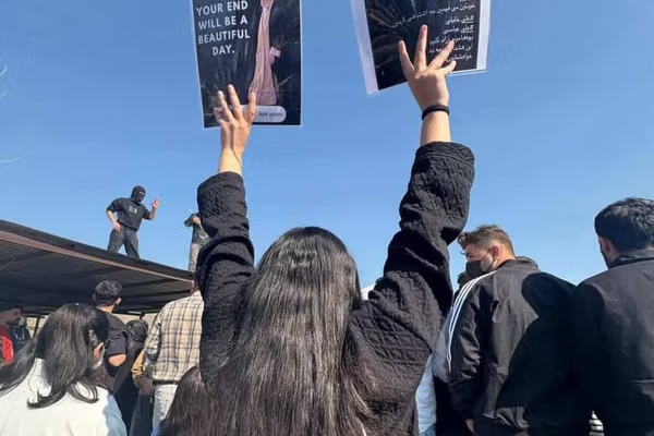 MarianoGiustino's tweet photo. IMPORTANTE per coloro che seguono le vicende iraniane. Alcune raccomandazioni per non incorrere in notizie false.
📍La prima cosa da tener presente è che tutte le news che arrivano da canali del regime iraniano sono false: pura propaganda. Quindi non sono notiziabili.
📍Per evitare di incorrere in errore seguite sempre questo mio account, qui troverete solo news verificate e da fonti preziose sul campo. 
📍Tenere sempre presente che almeno l'80% della popolazione iraniana odia questo regime criminale e che non vedeva l'ora di ricevere questo prezioso intervento israelo-americano.
📍La stragrande maggioranza della popolazione iraniana ha una grande considerazione dei paesi occidentali, soprattutto la "Generazione Z", i #Millennial e la "Generazione Alfa": non odiano né #Israele né gli #Usa, vogliono vivere in pace con lo Stato ebraico e con gli americani. Il loro modello è quello democratico-liberale.
📍Attenzione agli account dei lobbisti dell'orrifico regime iraniano: raccontano una narrazione ideologica, del tutto falsata della realtà.

@RadioRadicale #Iran #Turchia