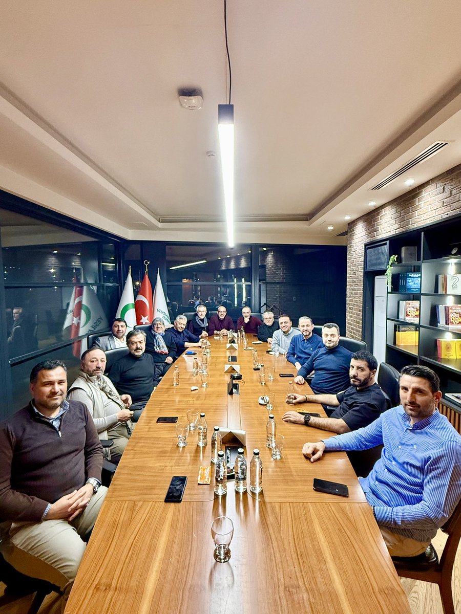 ahmetkaan79's tweet photo. Önder İmam Hatipliler Derneği’nde uzun yıllar birlikte hizmet ettiğimiz kıymetli dostlarımızla bereketli bir sahur sofrasında buluştuk.

Ramazan’ın rahmetini, bereketini ve muhabbetini hep birlikte yaşadığımız; hasret giderip hatıraları tazelediğimiz güzel bir gece oldu.

Rabbim birliğimizi, beraberliğimizi ve kardeşliğimizi daim eylesin. 🌙

🗓️28 Şubat 2026