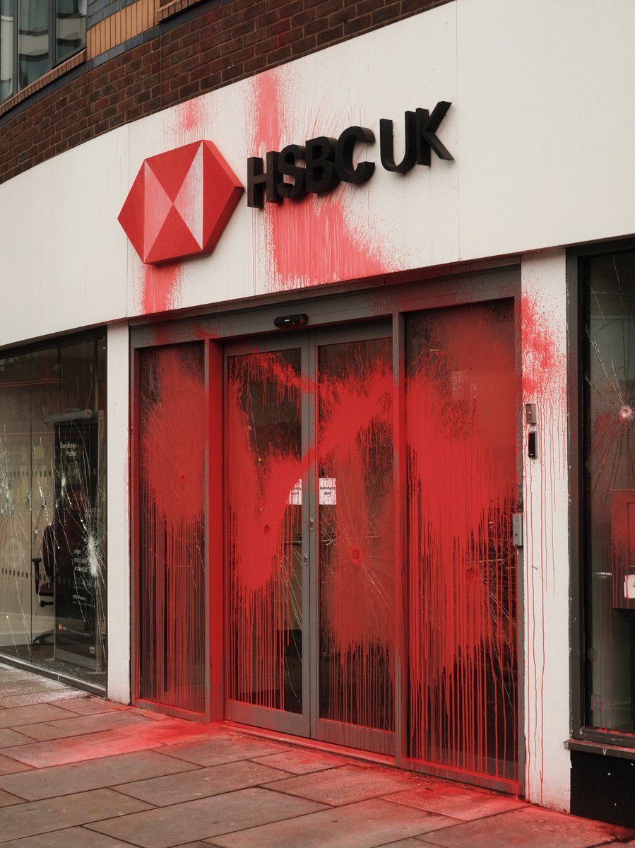 BREAKING: 'People Against Genocide' target HSBC's branch in Fulham, London.

The group have targeted the bank dozens of times, to demand HSBC stop investing in Israel's biggest weapons producer, Elbit Systems.