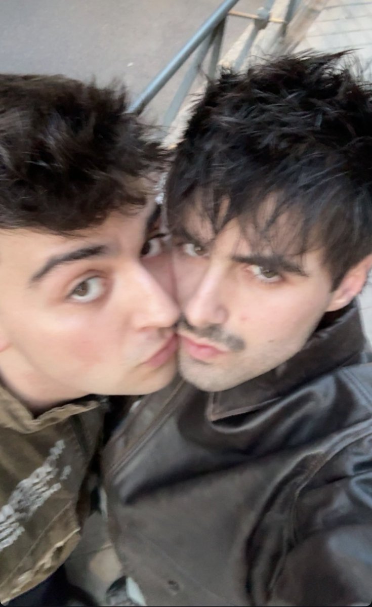 <3
