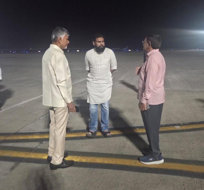 greatandhranews's tweet image. రాజమండ్రి ఎయిర్ పోర్టులో వేట్లపాలెంలో జరిగిన బాణసంచా పేలుడు ఘటనపై చర్చింకున్న సీఎం @ncbn డిప్యూటీ సీఎం @PawanKalyan 

#KakinadaBlast #FireAccident #janasenaparty #tdp