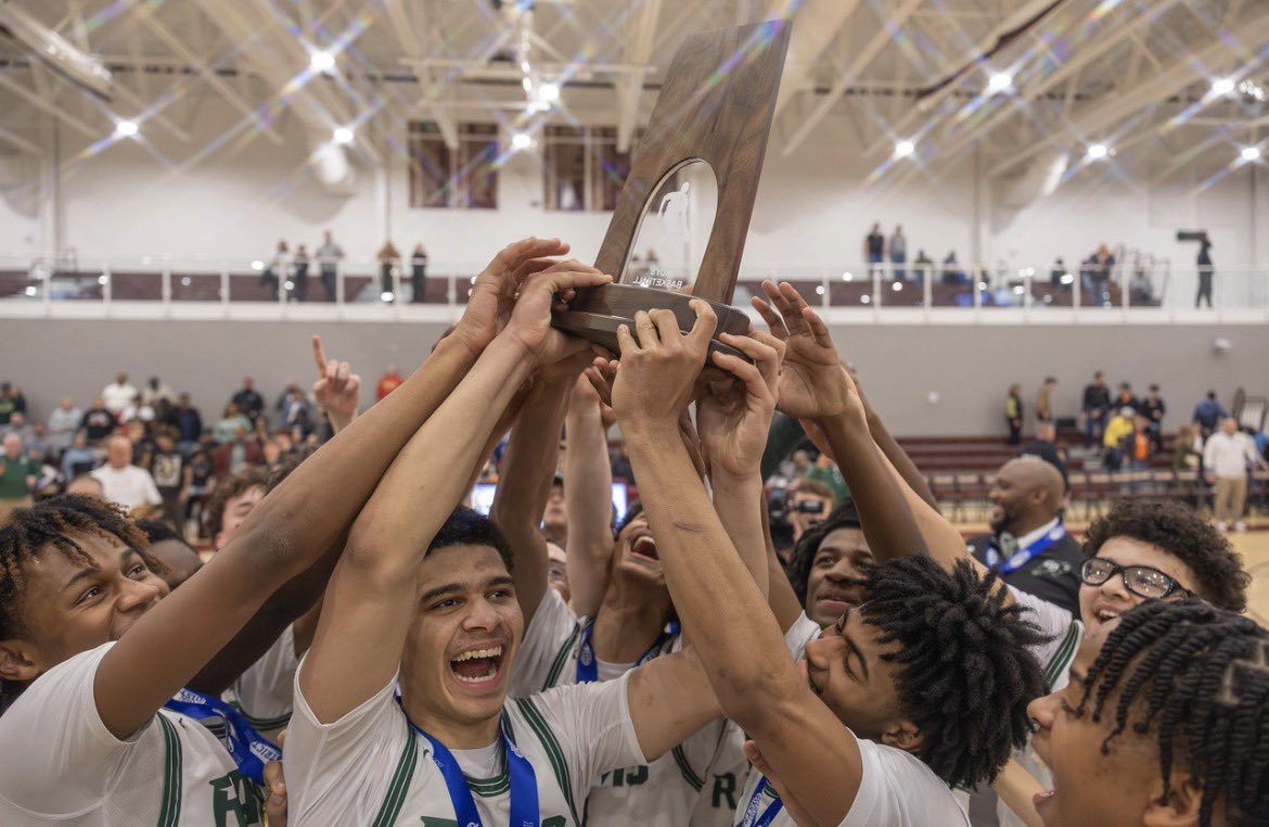 Khalilroberts10's tweet photo. District 3 6A champions!! #cdboyshoops https://t.co/krH1Qnk4PJ