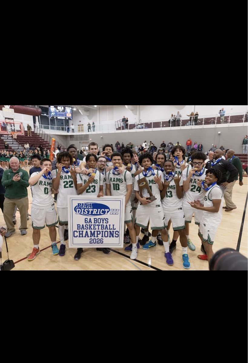Khalilroberts10's tweet photo. District 3 6A champions!! #cdboyshoops https://t.co/krH1Qnk4PJ
