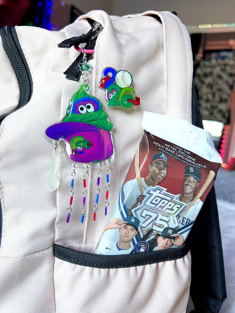 🌟road to opening day giveaway🌟

I’m giving away this 1/1 phanatic ice cream helmet keychain, a 2026 phanatic pin, &amp; a 2026 topps fatpack!! ⚾️❤️

TO ENTER
-must be following me 
-like &amp; rt
🌟for an extra entry, comment your fav ballpark snack! 🫶🏻

open til eod 3/14!!