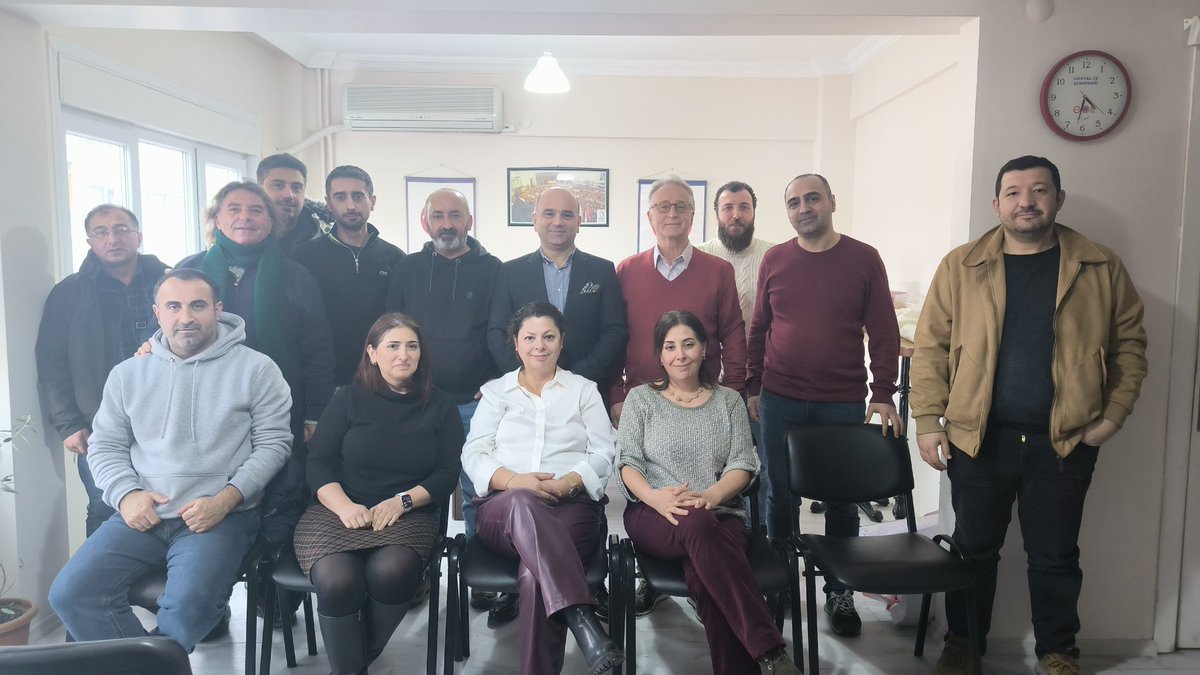 tumisg_sen's tweet photo. TÜM İSG-SEN Genel Kurul öncesi hazırlık ve tanışma topantısını gerçekleştirdi! 

Üye olan/olmayan İşçi Sağlığı ve İş Güvenliği emekçilerinin katılımıyla gerçekleştirilen toplantıda meslek bileşenlerinin sorunları, sorunların çözüm yolları ve bu çözüm yollarının nasıl hayata geçirileceği ile ilgili katkı ve öneriler görüşüldü. 

TÜM İSG-SEN Genel Kurul'a giderken, tüm İSİG emekçilerini sendikada örgütlenmeye ve Genel Kurul'a katılmaya davet ediyor. 

İSİG emekçilerinin haklarını kazanması için hep birlikte yürüyeceğiz! 

Sendikalı ol, güçlü ol ✊🏻
TÜM İSG-SEN