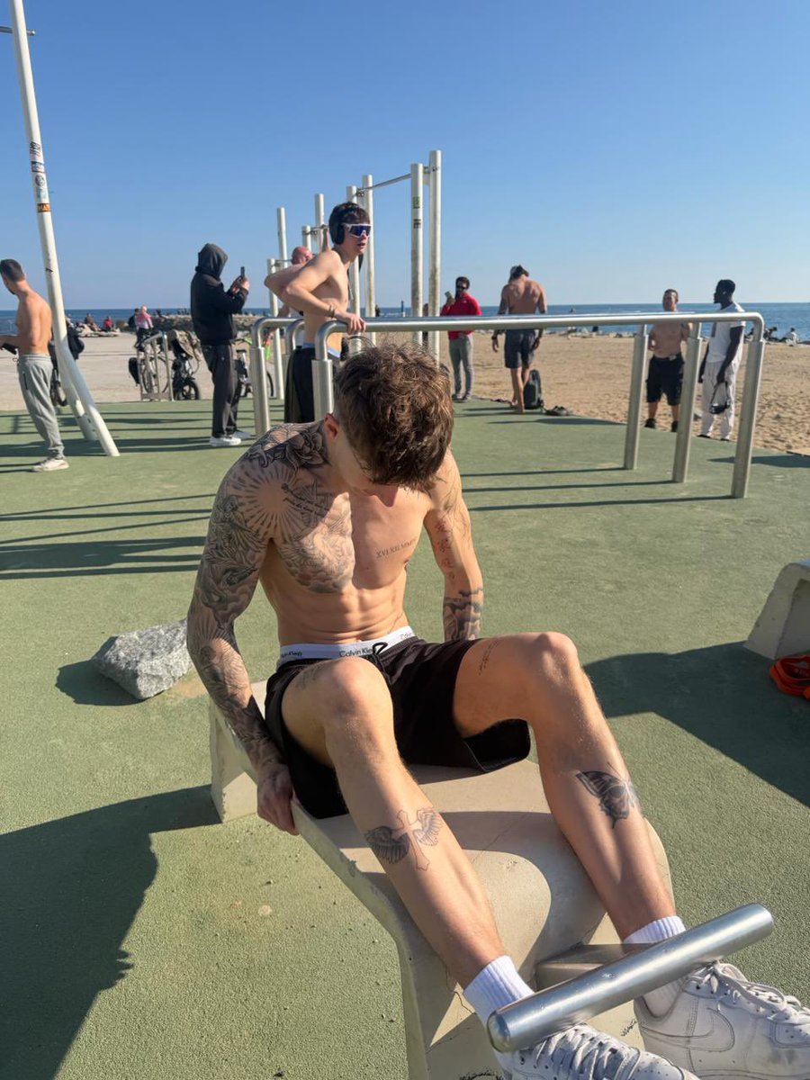 Clemenhl's tweet photo. je te fais craquer ? 🌶️😏
si oui like , RT et je t’envoie une surprise en dm https://t.co/RWisy3KgGh
