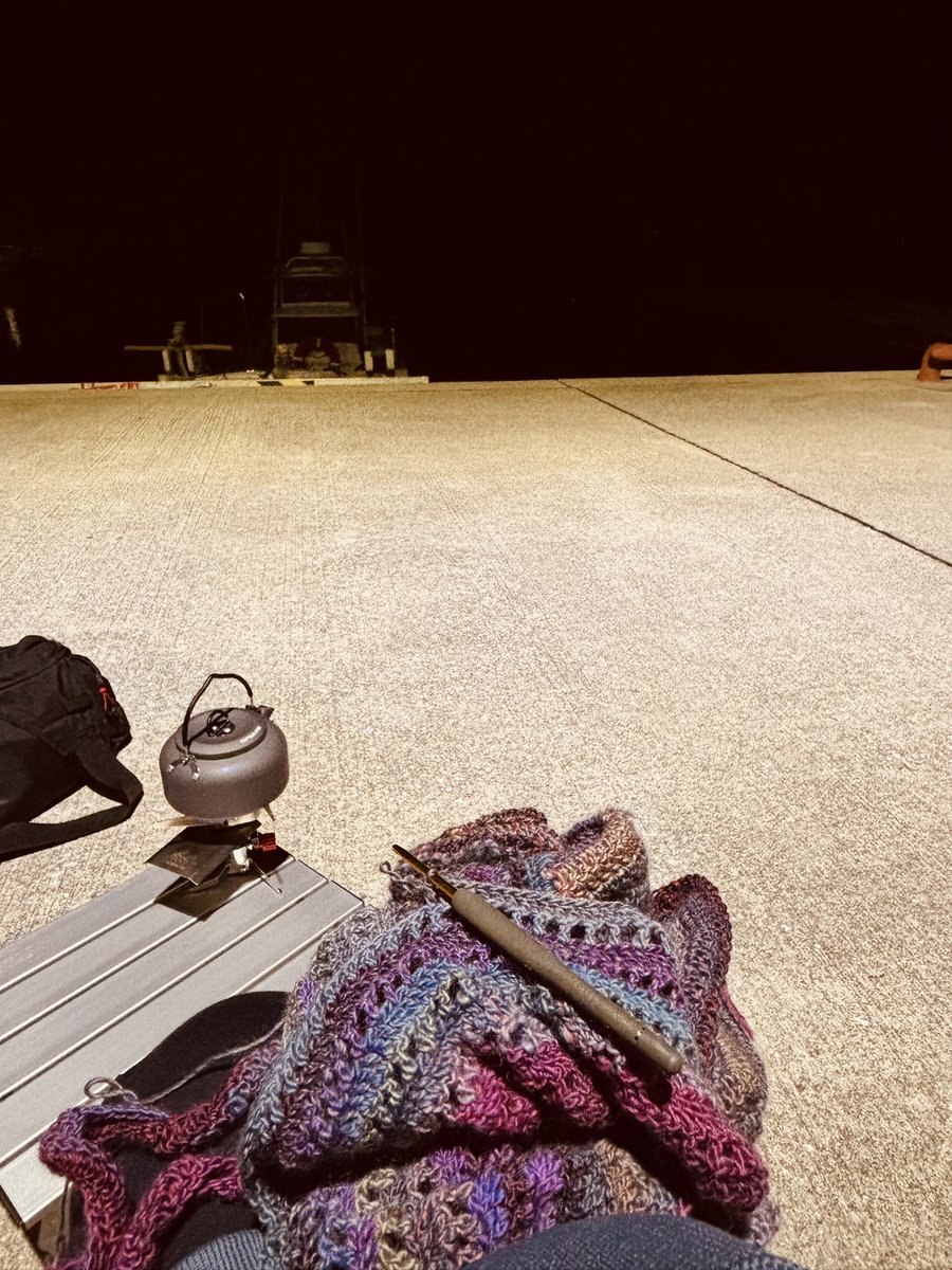 AsSlowLife's tweet photo. 夫と夜デート🎣
夫が釣りしてる間、私はせっせこ編み物🧶

こんなとこでモバ編みしてるの、絶対私しかいない。
誰もいないからいいけど、他の人いたら絶対びっくりすると思う。

 #編み物 #モバ編み
 #母上がもうすぐ誕生日だから急いでいるのです https://t.co/UBYiDOFJs2