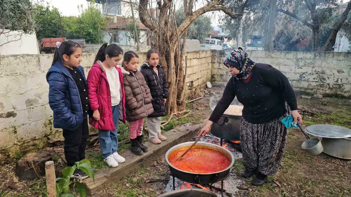 YeniSokeGazete's tweet photo. Aydın'da roller bu iftarda değişti. ❤️  
Kabaca İlkokulu'nun minik öğrencileri harçlıklarını birleştirdi, önlüklerini giydi.  
"Hep annemiz babamız bize bakıyor, bugün sıra bizde" diyerek onlara elleriyle iftar hazırladılar.  
Bu kareler içinizi ısıtacak. 👇 https://t.co/9SM9v7TIx6