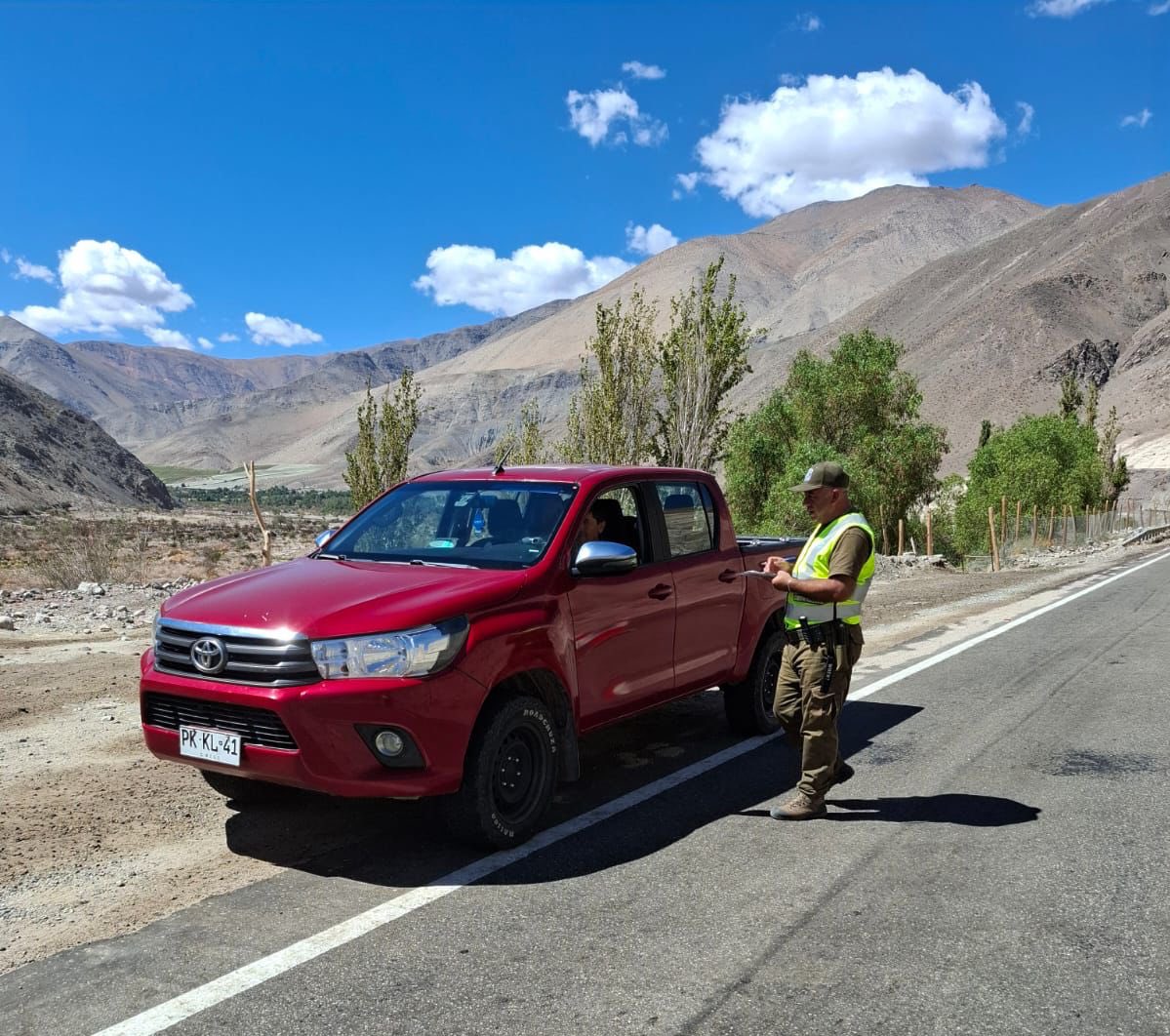 CarabIIIRegion's tweet photo. También estamos fiscalizando en #Conay #SanFélix #Freirina y Tenencia Carreteras Atacama Sur.
⛔️El llamado de la autoridad policial es a la prevención y autocuidado durante los desplazamientos. 👮🏻♂️🚓
#RutaSegura https://t.co/gtddezaC8L
