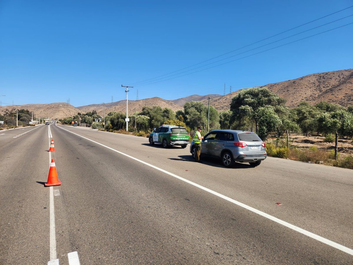 CarabIIIRegion's tweet photo. También estamos fiscalizando en #Conay #SanFélix #Freirina y Tenencia Carreteras Atacama Sur.
⛔️El llamado de la autoridad policial es a la prevención y autocuidado durante los desplazamientos. 👮🏻♂️🚓
#RutaSegura https://t.co/gtddezaC8L