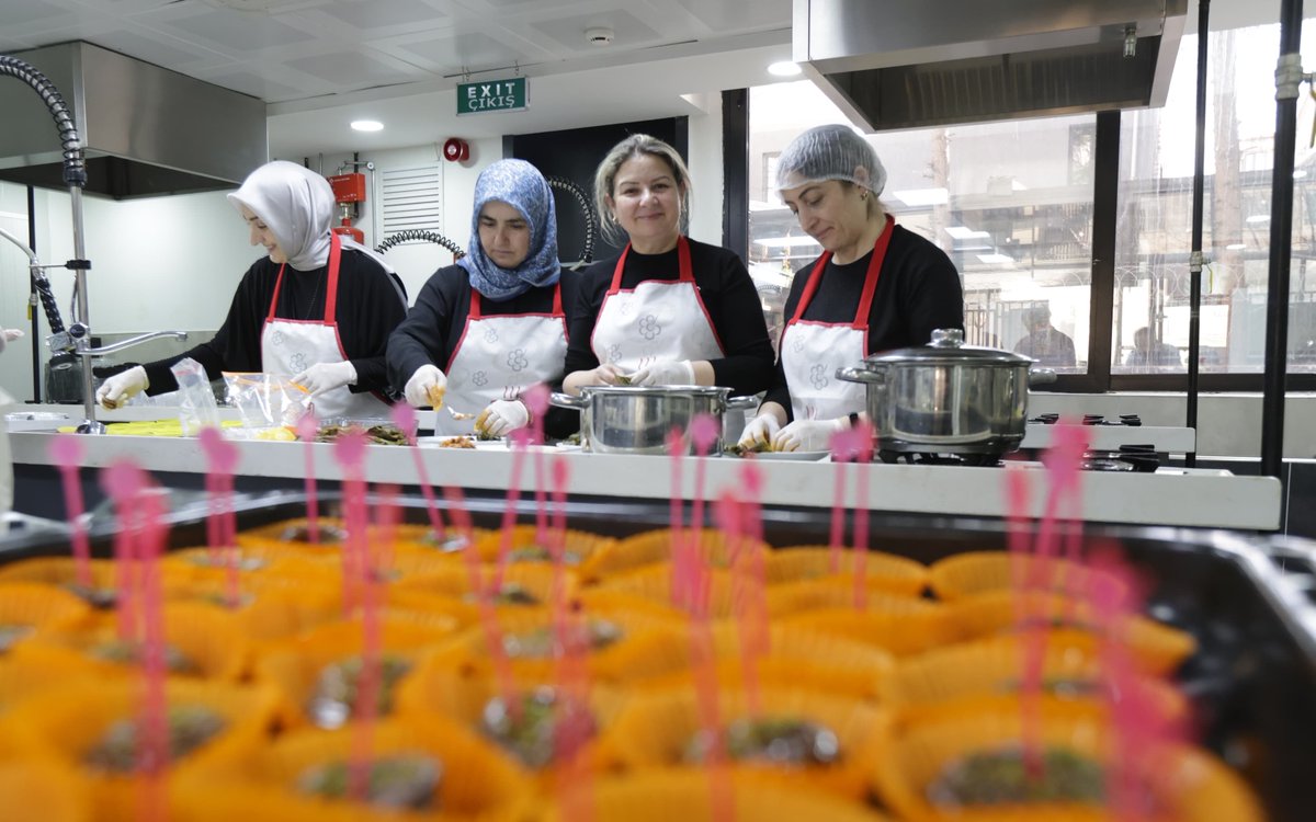 Kızılay Kadın tarafından düzenlenen ve Genel Başkanımız Prof. Dr. Fatma Meriç Yılmaz’ın da katıldığı “Anne Eli İftar Buluşmaları” programı, Ankara Gönüllü Merkezimizde gerçekleştirildi.

İftar programında, Yönetim Kurulu Üyelerimiz Esra Özkoç ve Zübeyde Hümeyra Çelik yemek