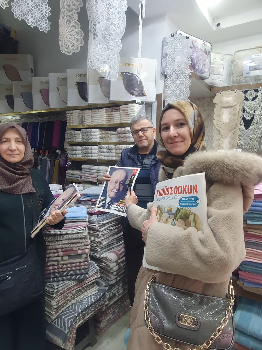 SaadetPartisi12's tweet photo. Prof. Necmettin Erbakan hocamızın sene'i devriyesinde esnaf ziyaretinde bulunduk milli gazete Erbakan sayısını hediye ettik https://t.co/AUBxmMkoHJ