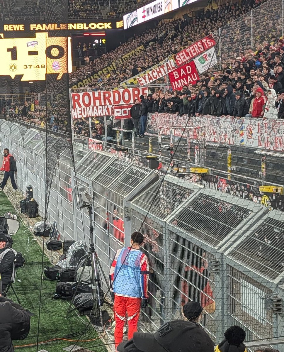 Jamal Musiala asked Bayern fans why there's no active support from them today. The reason is that Bayern's Ultras have apparently had major problems with the police before the game. Many even left the stadium before kick-off [<a href="/fcbinside_de/">FCBinside</a>]