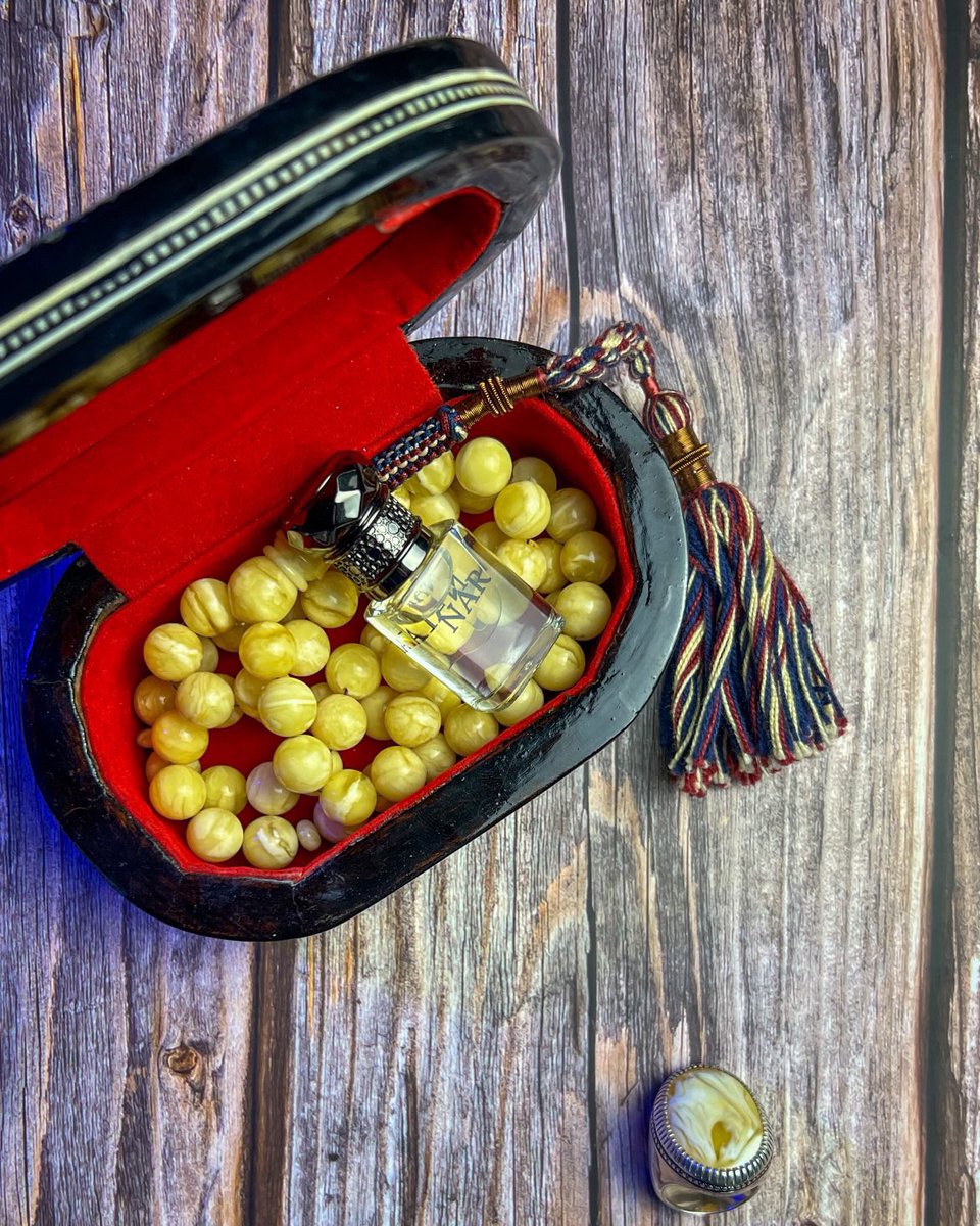 دهن كهرمان 📿

الفكرة بدأت منتصف 2024

صديق لي قرر يفتح محل سبح بعد 6 سنوات أونلاين، وكنت أكثر واحد أقول له: لازم تفتح محل لأنه شغوف وفاهم، وإذا تكلم عن السبح تحس إنك قدام عالم كبير وحنا نجهله.

وقتها اتفقنا أصمم له دهن خاص كتعاون بيننا ويكون مستلهم من عالم السبح.

يتبع 👇