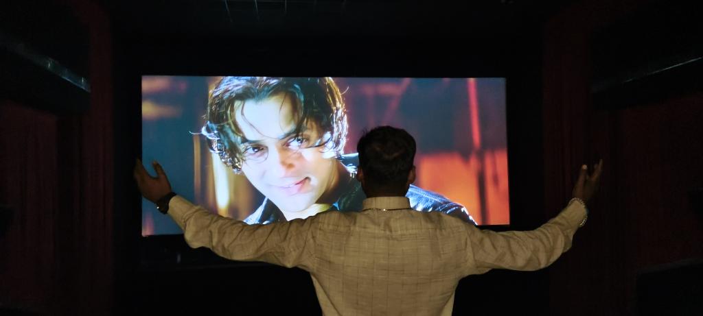 Tere Naam aaj pehli baar jiwan ka sabse behtreen movie bade parde pe dekha Mera khawahish tha ki ek baar kam se kam lge ki theatre me dekhu 1981 baar dekh chuka hu abhi tak tab jake theatre me nasib hua wo bhi 35 kilometre dur only Salman Bhai metters