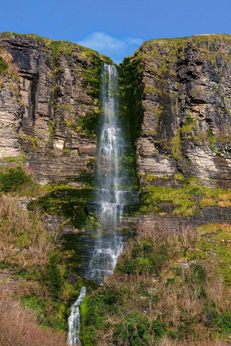 ThisIsIreland3's tweet image. 📍You'll find the Devil’s Chimney (‘Sruth in Aghaidh An Aird’) in Sligo, a stone's throw from Glencar Waterfall 🏞️

It only flows after heavy rain &amp;amp; there's a loop walk up near it that takes around 45 minutes to complete ☘️

📸 Mark Gusev

#Sligo #Waterfall #Ireland #Hike