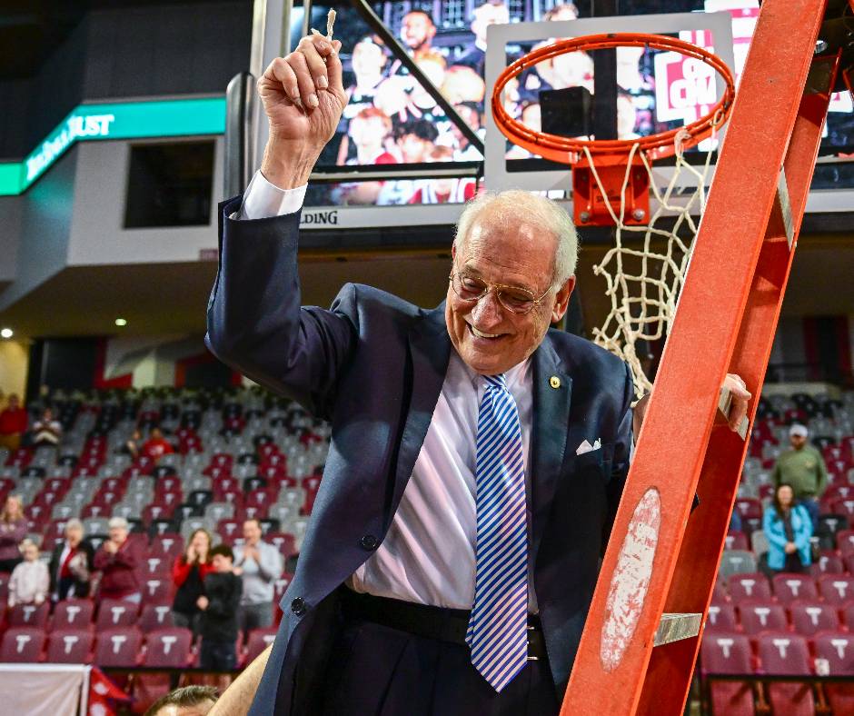 TROYUnews's tweet photo. Hey Siri, cue We Are the Champions 🎶🏆 TROY Men's Basketball brings home another Sun Belt Championship. Back-to-back, baby! 🏀

#allwaysreal #alwaystroy #troyuniversity https://t.co/m5qSDr1mmn