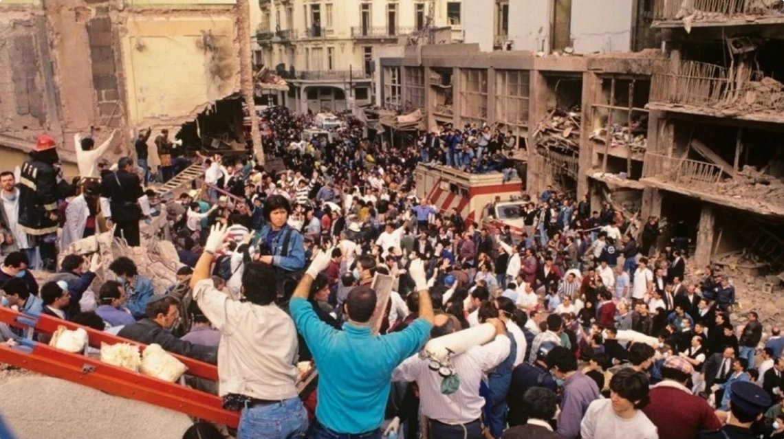 Esto fue lo que hizo Irán en Argentina:
La explosión del edificio de la Asociación Mutual Israelita Argentina (AMIA), producida por un coche bomba en la mañana del 18 de julio de 1994, fue el mayor atentado terrorista de la historia argentina.