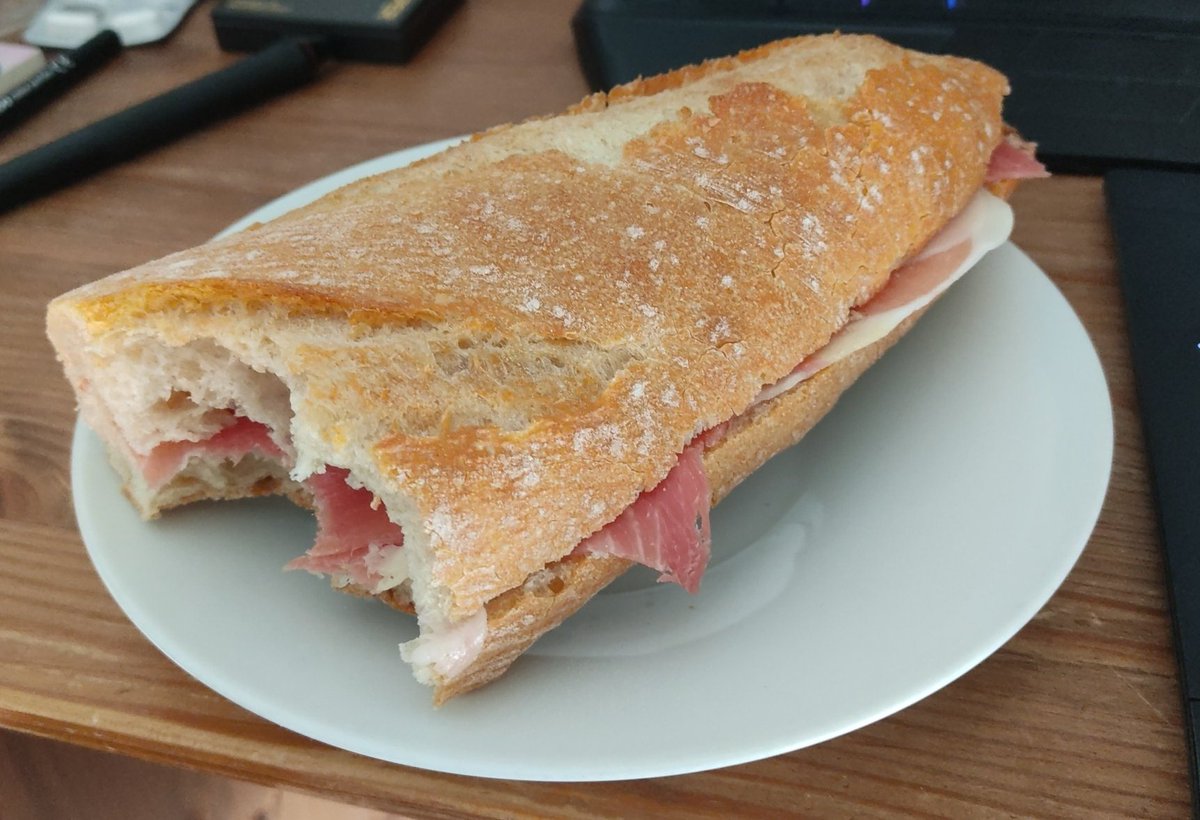 palomaloint's tweet photo. @radiant_azure Feliz día de la patriaaaa!! 💚🤍💚
No he podido desayunar la tostadita aceite y azúcar pero toca comer un bocataso de jamón y aceite https://t.co/Vo9TP9yBBb