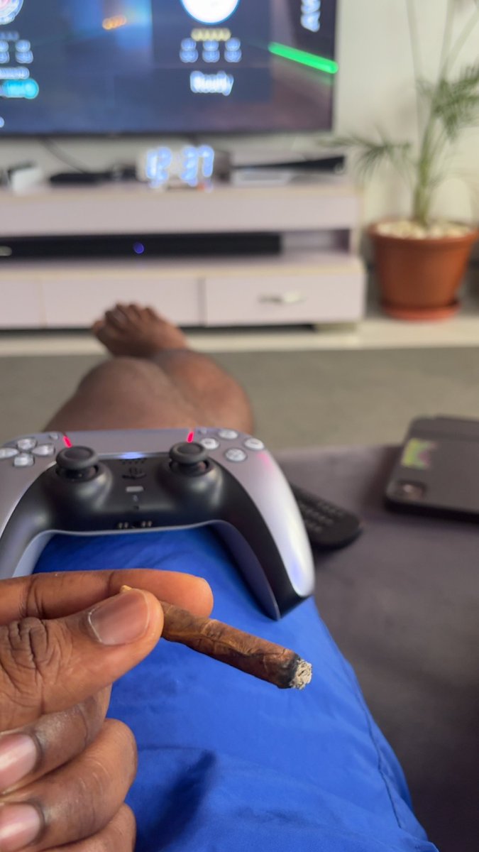 lemonhut2's tweet photo. Smoking weed &amp; Video games 🎮 >>> https://t.co/30dCQiFVJV