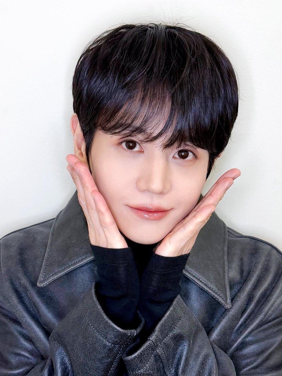 Highlight_AUent's tweet photo. [📸] 양요섭(YANG YOSEOP) THE 3rd MINI ALBUM [Unloved Echo] 발매 기념 팬사인회 - 6

[Unloved Echo] 발매 기념 여섯 번째 팬사인회💛🪽
이렇게 좋은 날 이렇게 좋은 시간을 함께해주신 여러분 고맙습니다🌹💡
오늘 더 짙어진 기억을 안고! 내일도 웃으며 만나요🫳💛🫳🩶

(요섭꾸미기템 장착한 뒷모습에 "나보다 머리 큰 양요섭님 실존"이라고 쓰려다가 거울 보고 반성하게된 날입니다.)

#Unloved_Echo
#옅어져가 #Fade_Away
#하이라이트 #HIGHLIGHT
#비스트 #BEAST
#양요섭 #YANGYOSEOP