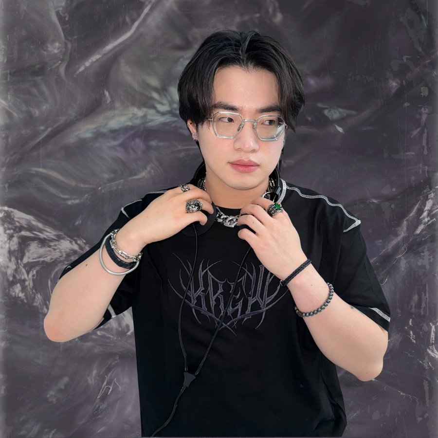 I AM NOT OKAY.
#KREW #kftwt