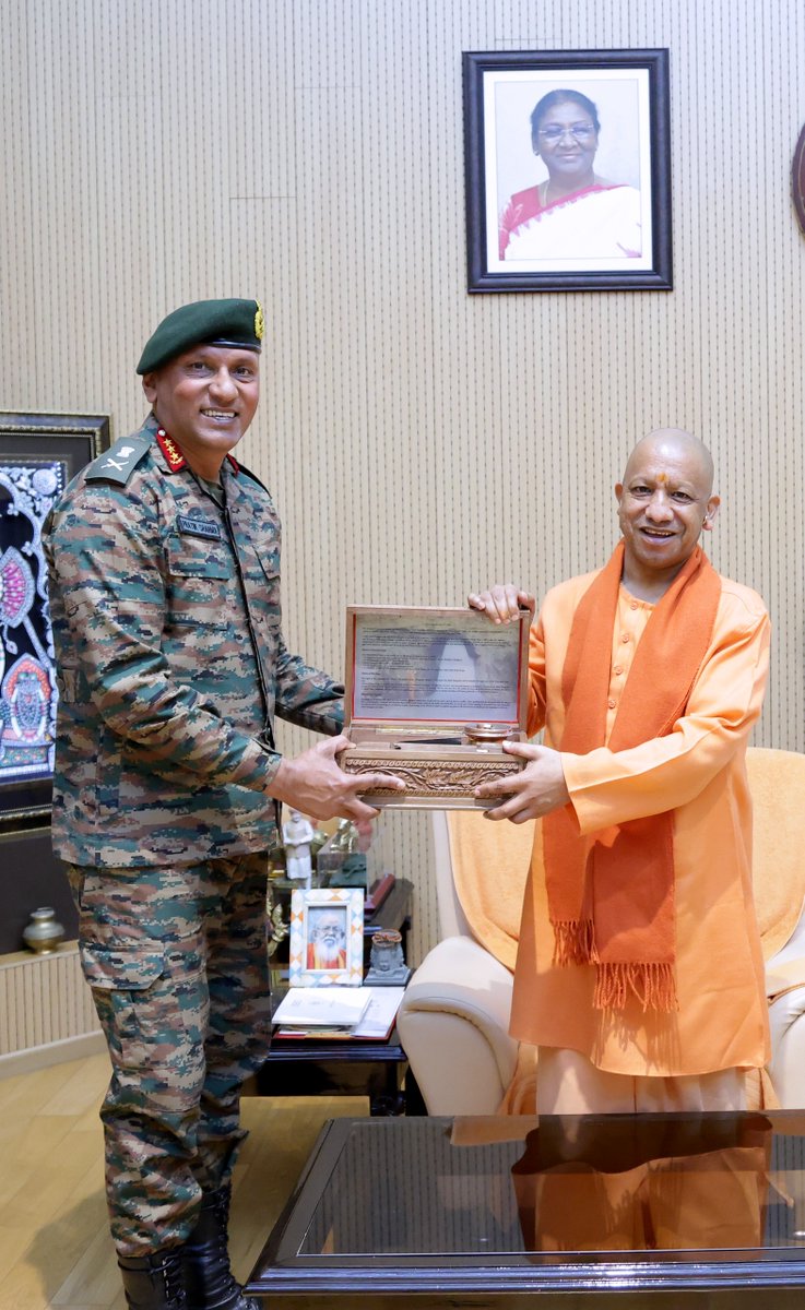 मुख्यमंत्री <a href="/myogiadityanath/">Yogi Adityanath</a> जी से आज लखनऊ में उत्तर कमान के आर्मी कमांडर लेफ्टिनेंट जनरल प्रतीक शर्मा जी ने शिष्टाचार भेंट की।

बैठक के दौरान प्रयागराज में आयोजित होने वाले "नॉर्थ टेक सिम्पोजियम 2026" की तैयारियों, राज्य में रक्षा औद्योगिक कॉरिडोर की प्रगति तथा मुख्यमंत्री