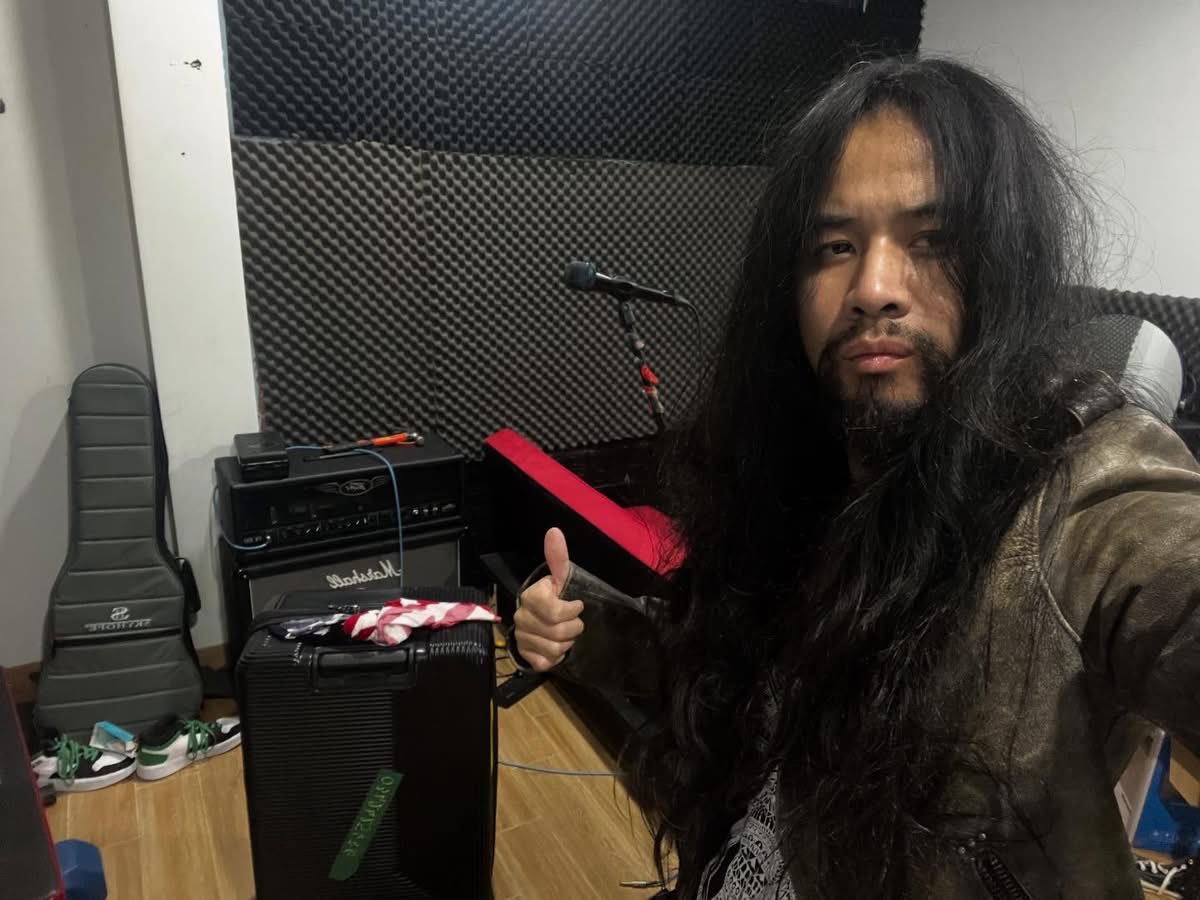 YetiValhalla's tweet photo. 荷物は詰めた。タバコは半分。気温30度だけどレザージャケットを着ている。サイゴン行きの夜行バスに乗るためにバスターミナルへ向かう。それからロックンロールの名の下に東京へ飛び立つ。
またすぐに会いましょう🎸💪🤝 
#rockon #yetivalhalla #tokyo https://t.co/N8UxsfRzAb
