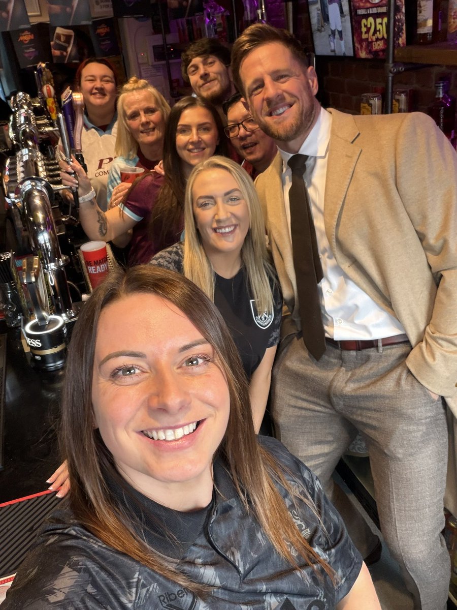 theroyaldyche's tweet image. Never in doubt 👊🏼🍺 

@JJWatt back in for a pre-match pint of Guinness!

Always a pleasure to see you 🤝🏻 

#UTC