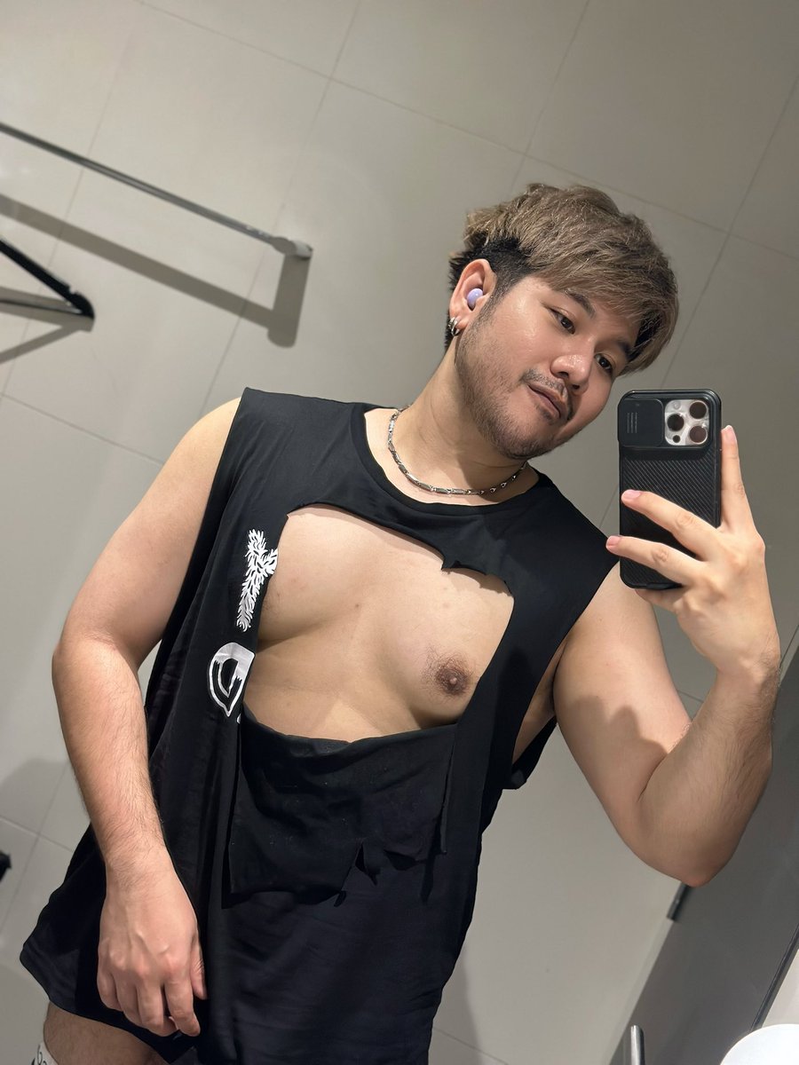 มาช่วยเย็ด…เอ้ยยไม่ใช่…เย็บเสื้อหน่อยคับ 🤭