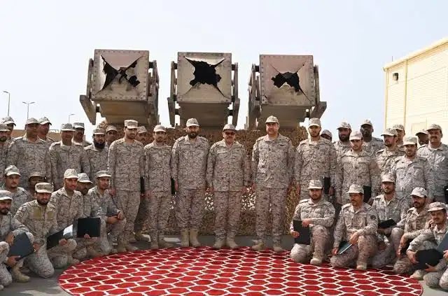 تم التصدي لها قبل وصولها إلى أهدافها،
في تأكيد جديد على كفاءة منظومات الدفاع
الجوي السعودي. 🇸🇦 

خبرة المملكة في اعتراض الصواريخ والطائرات
المسيرة تراكمت عبر سنوات من التعامل مع
أعداد كبيرة من التهديدات، بمستوى عملياتي لم
تصل إليه العديد من الدول حتى اليوم.

هذا الدفاع الجوي