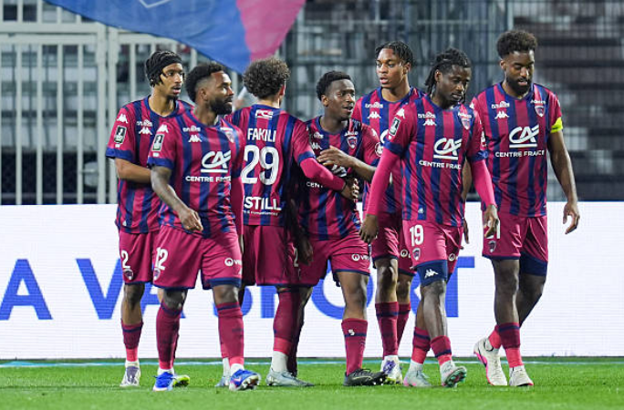 CF63Insights's tweet photo. ↗️↘️ | #CF63USLD | Les bilans individuels
7⃣ Diedhiou, Coulibaly
6⃣ Baallal, Cantero
5⃣ Salmier, Sow, M’Bahia
4⃣ Kone, Guivarch, Bamba, Gastien
📈 On a aimé
👉 Le côté décisif de Diedhiou et pas que sur son nouveau penalty brillamment transformé, mais aussi sur cette balle qu’il sauve sur sa ligne en première période. Il s’est aussi beaucoup battu étant le clermontois disputant le plus de duels (12). Il est tout simplement indispensable actuellement et fait honneur à son nouveau statut de capitaine
👉 Le meilleur match sous le maillot clermontois d’ Ibe Coulibaly qui a balayé son couloir droit en prenant régulièrement l’ascendant sur son vis-à- vis et qui s’est bien proposé offensivement au-delà du penalty qu’il provoque. Il est aussi le 2e clermontois a avoir gagné le plus de duels dans ce match (6)
👉 Le match de Baallal qui est le clermontois à avoir gagné le plus duels (7), touché le plus de ballons (64), réussis le plus de passes (40 à 85% de réussite) et de dribbles (2)
👉 L’apport offensif de Cantero qui est le joueur qui a le plus tiré au but (3 fois dont cette barre qui méritait mieux) et à avoir touché le plus de ballons dans la surface adverse (4)
👉 L’apport du banc qui a cette fois-ci permis de mieux finir le match et de le renverser!
📉 On n’a pas aimé
👉 Ce trop plein d'altruisme de Bamba en début de seconde mi-temps alors qu’il aurait dû frapper! Il a aussi perdu 7 de ses 10 duels sur ce match et n’a pas créé autant de danger que d’habitude, étant même le joueur de champ à perdre le plus de ballons dans ce match côté clermontois (13)
👉 Le début de match de Guivarch auteur d’une relance ratée qui aurait pu coûter très cher mais aussi d'autres relances dangereuses qui auraient pu mettre l'équipe en difficulté
👉 Le moins bon match de Kone depuis ses débuts. Alors était-ce un petit coup de mou passager comme il allait forcément y en avoir à un moment donné ou un petit contrecoup de la signature de son premier contrat professionnel cette semaine qui l’aurait inconsciemment relâché un peu? A voir comment il réagira la semaine prochaine!
👉 Le déchet technique inhabituel de Gastien dans les transmissions notamment en première mi-temps (12 ballons perdus, 2e pire bilan clermontois). Ce schéma avec un milieu à plat ne lui convient pas et il sera intéressant de revoir Ackra à sa place la semaine prochaine lors de sa suspension
👉 Les 5 hors-jeux sifflés contre des clermontois (contre un seul contre les dunkerquois, chiffre en partie bas car l’arbitre en a oublié un sur l'ouverture du score..) qui ont la fâcheuse habitude de se faire prendre à ce piège ces derniers temps. A corriger sur les prochains matchs!
Et vous, comment avez vous jugé les joueurs du @ClermontFoot face à l’ @usldunkerque
#CF63 | #clermontfoot 🔴🌋🔵
