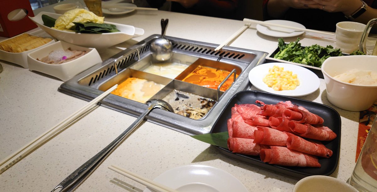 初火鍋してきました✨✨
4種類のスープ、辛いスープにチャレンジしてみましたが、お子様お口の私にはハードルが高かった…😂
いろいろな具材があってとても美味しく食べ過ぎちゃいました😆
今日はありがとうございました💕