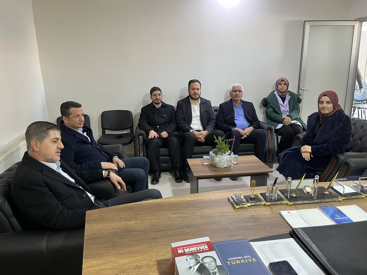 akgencadiyaman's tweet photo. 📍 Adıyaman

Milletvekilimiz @dr_ishaksan, İl Başkanımız @avekremcadir, İl Gençlik Kolları Başkanımız @avhasanunsal, Kadın Kolları Başkanımız @AvSalihaDiler ve Merkez İlçe Başkanımız @m_fatiholgun ile birlikte MHP İl Başkanı İsmail Gümüş’ü ziyaret ettiler. 🤝

Nazik ev sahipliği ve misafirperverliği için kendilerine teşekkür ediyoruz.

@avyusufibis
@osmannazlier
@ferdisenel25