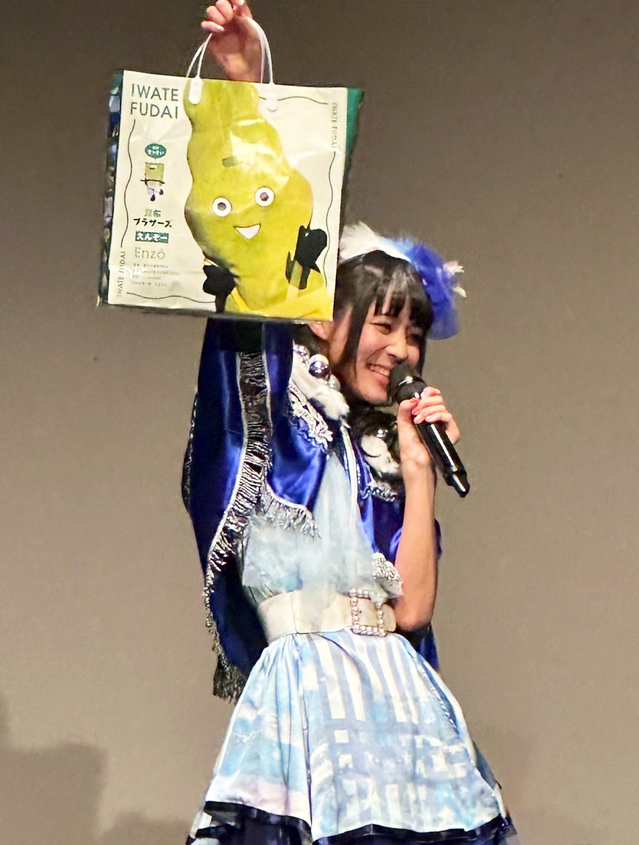 今日は　#ゆっふいー　の　#寺嶋由芙ソロデビュー12周年記念ライブ　#ご当地ゆるキャラおぼえ歌歌えるかなチャレンジ　のライブでした。最初、少し仕切り直しがありましたが、歌い切りました！
会場には　#うなりくん　#昆布ブラザーズ　サプライズゲスト　#みっけちゃん　も参加！楽しかったです