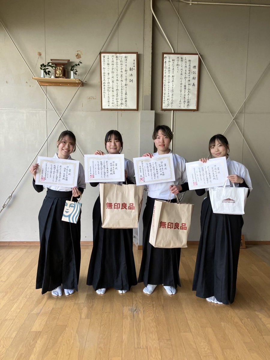 kuramoto910's tweet photo. 2/28に全学戦が行われました。
結果は…🎯🏹

団体戦
3位🥉　徳島大学医学部Aチーム

個人戦
男子
優勝🏆　松田さん

女子
優勝🏆　福田さん
準優勝🥈　白井さん
3位🥉　足立さん

でした✨
おめでとうございます🎉 https://t.co/yXMm6QB8fB